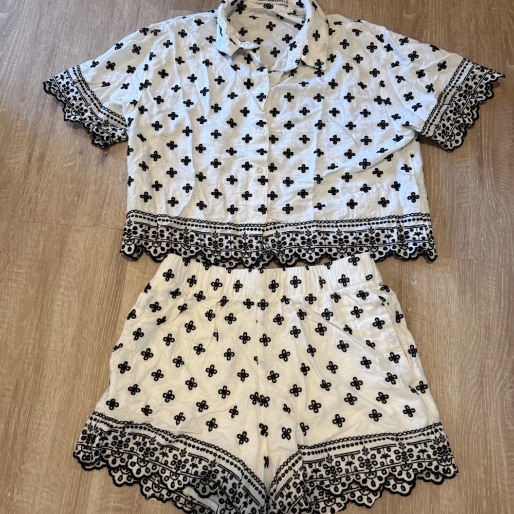 Abercrombie & Fitch Black and White Eyelet Set - Picture 3 of 6